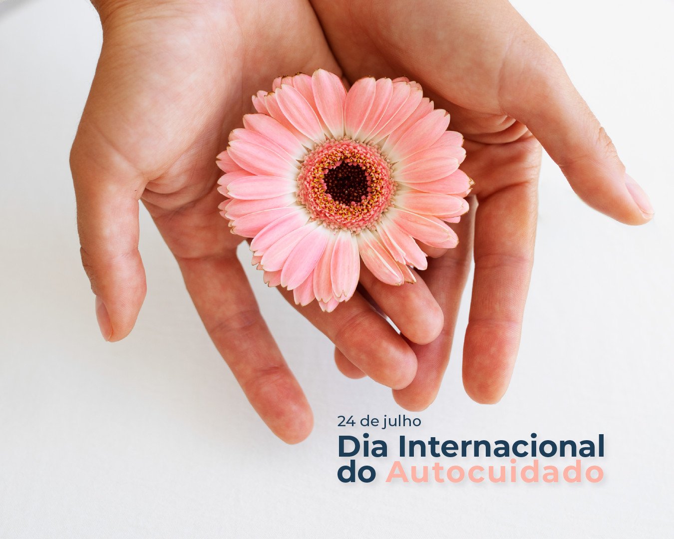 Imagem de duas mãos a segurar uma flor rosa. Está escrito na imagem " dia internacional do autocuidado"